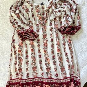 Jones New York off shoulder dress w ruffled collar. Cream and burgundy